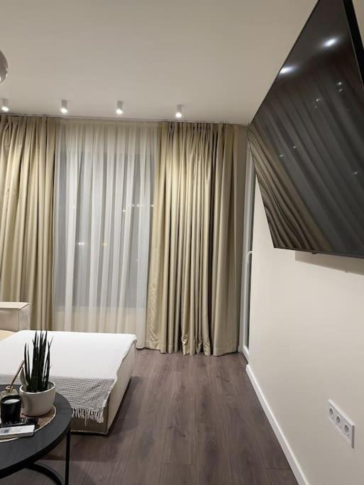New luxury furnished apartment - beach, Varna center & fast Wi-FI