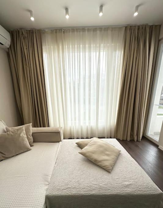New luxury furnished apartment - beach, Varna center & fast Wi-FI