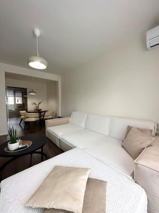 New luxury furnished apartment - beach, Varna center & fast Wi-FI