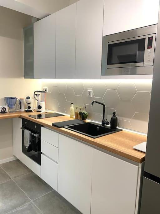 New luxury furnished apartment - beach, Varna center & fast Wi-FI