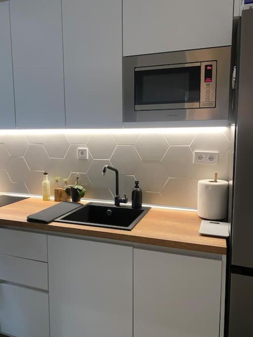 New luxury furnished apartment - beach, Varna center & fast Wi-FI