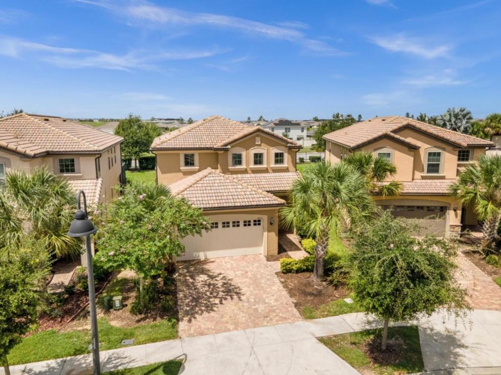5 Bedrooms5.5 BathroomsWindsorWestside 8973 RS view 4