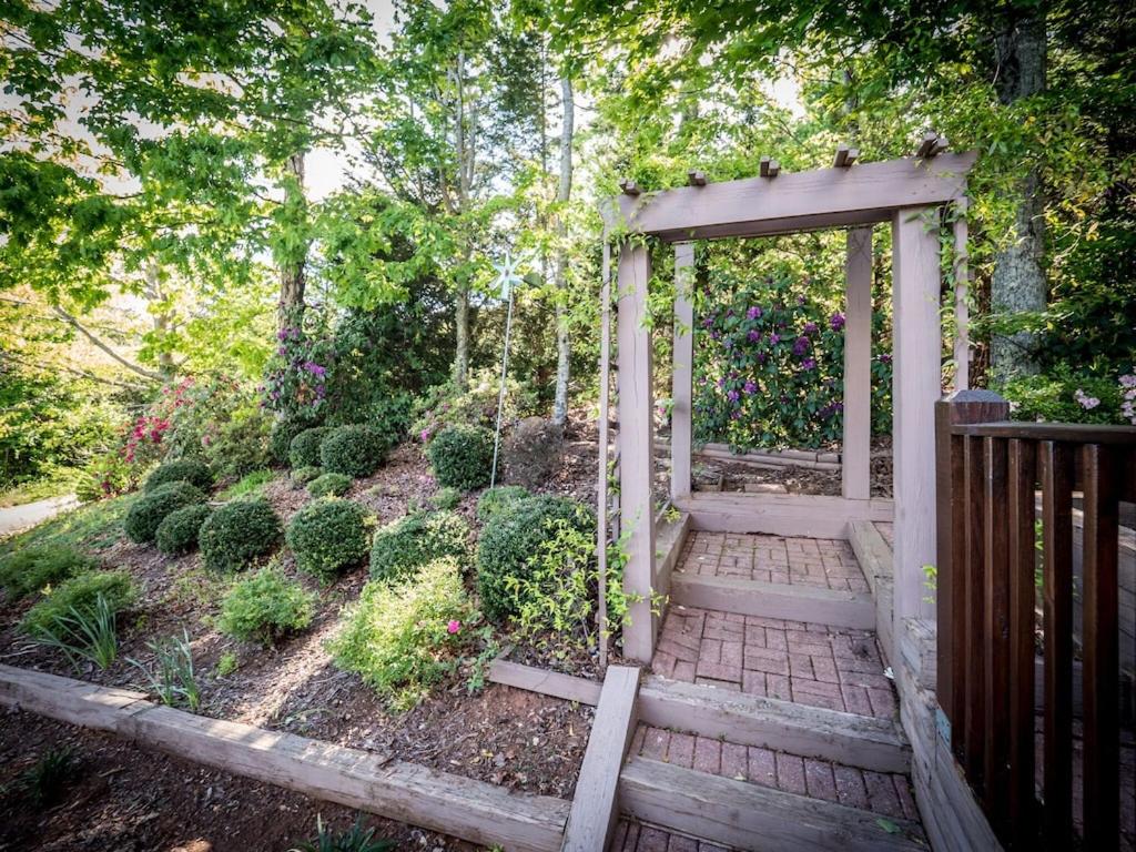 Lookout Point Cabin-Long Range Mt View-PAVED ROADS-Hot tub-Fire Pit-Dog friendly view 3