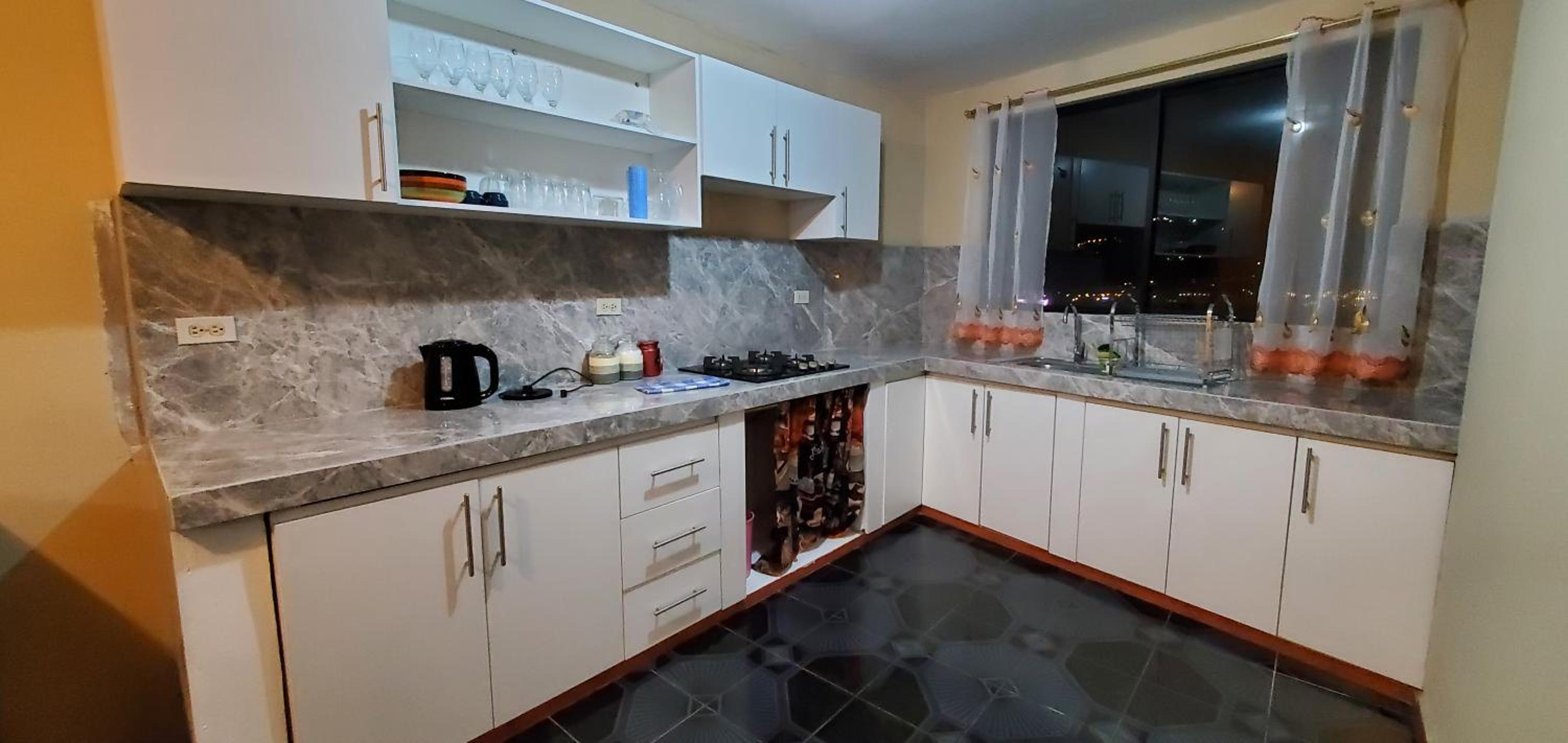 Departamento en Cuenca, 2 habitaciones y parqueo gratis view 5