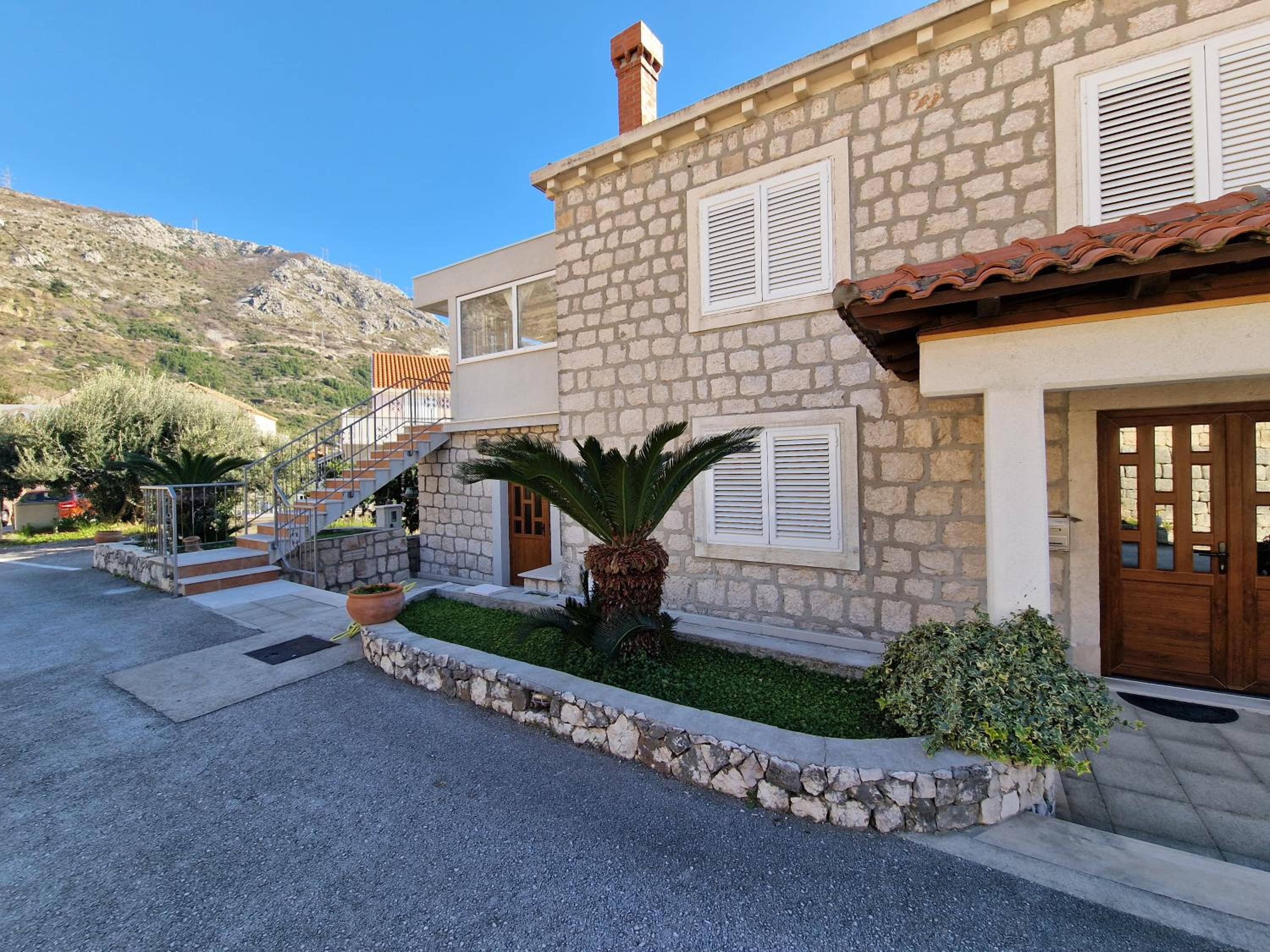 Laguna Apartment