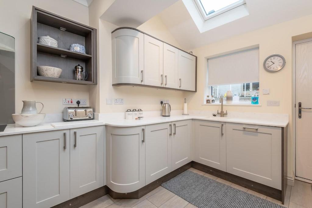 Sleeps 6-4 bedrooms 2 minute walk to the Square Free WiFi & Parking view 3