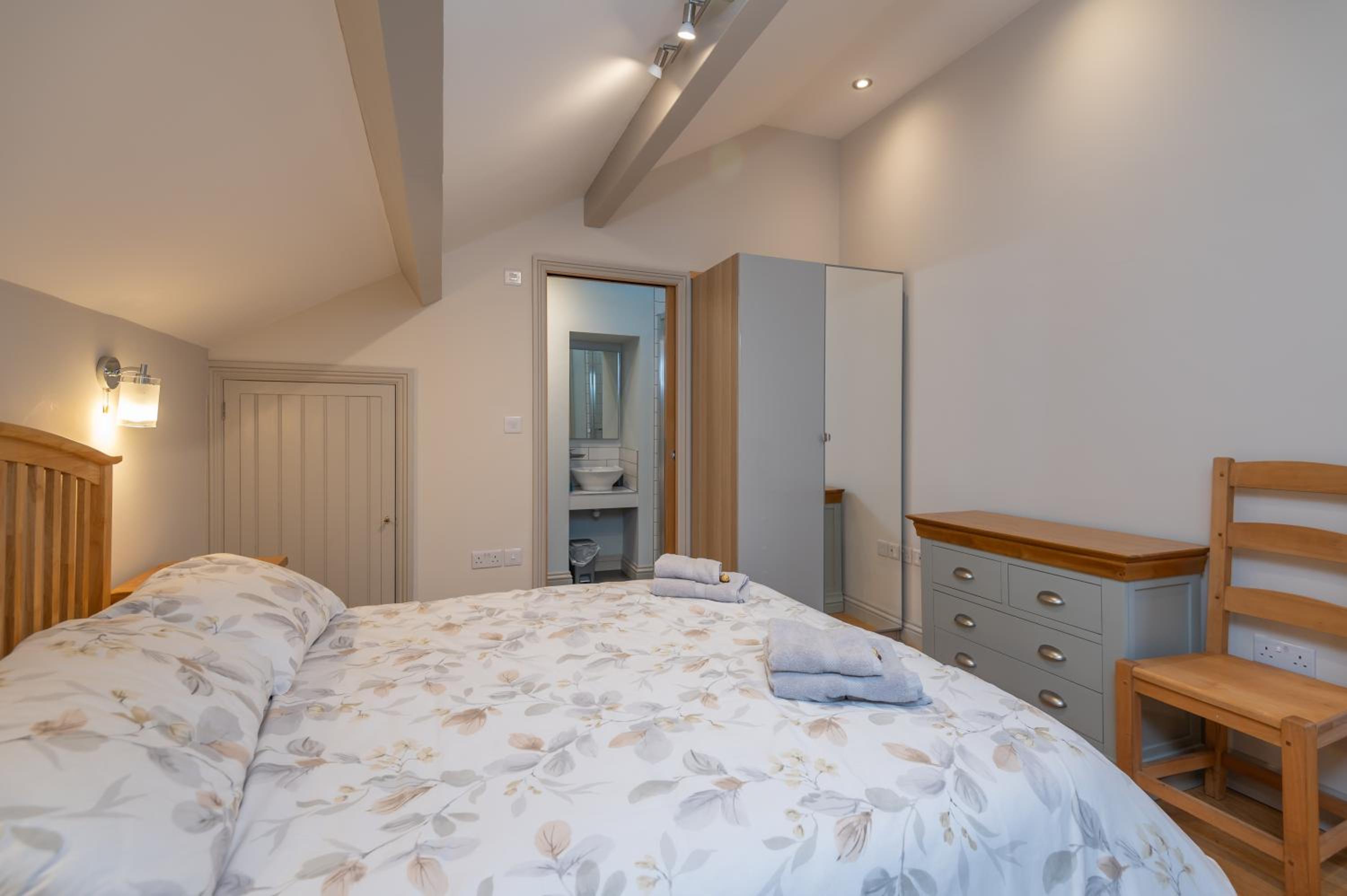 Sleeps 6-4 bedrooms 2 minute walk to the Square Free WiFi & Parking view 2