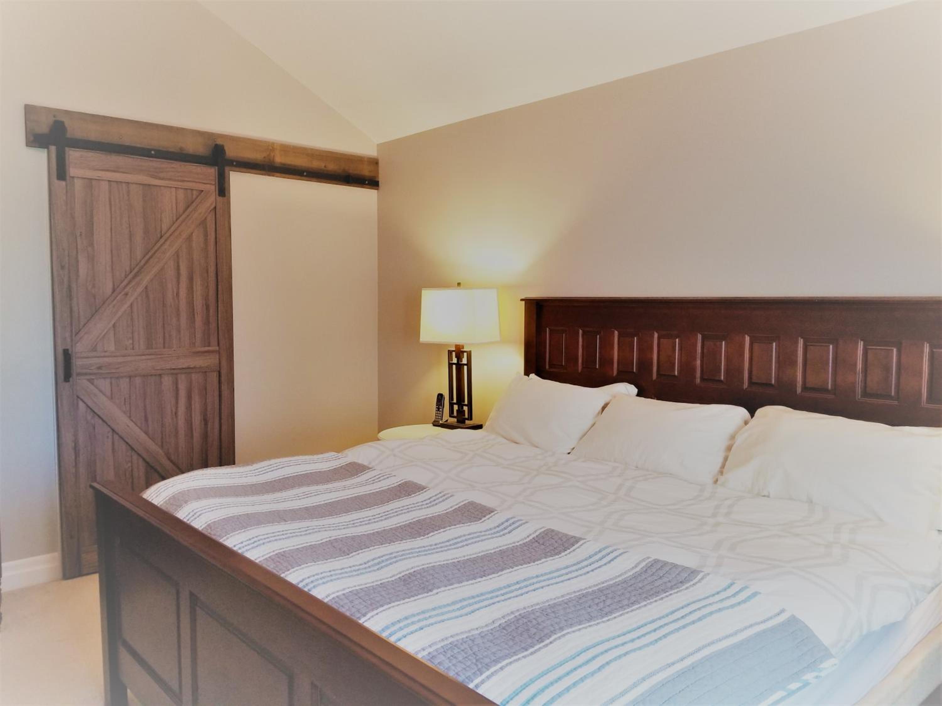 Executive House easy access to Kitchener-Waterloo, Cambridge, Toronto, walk to restaurants