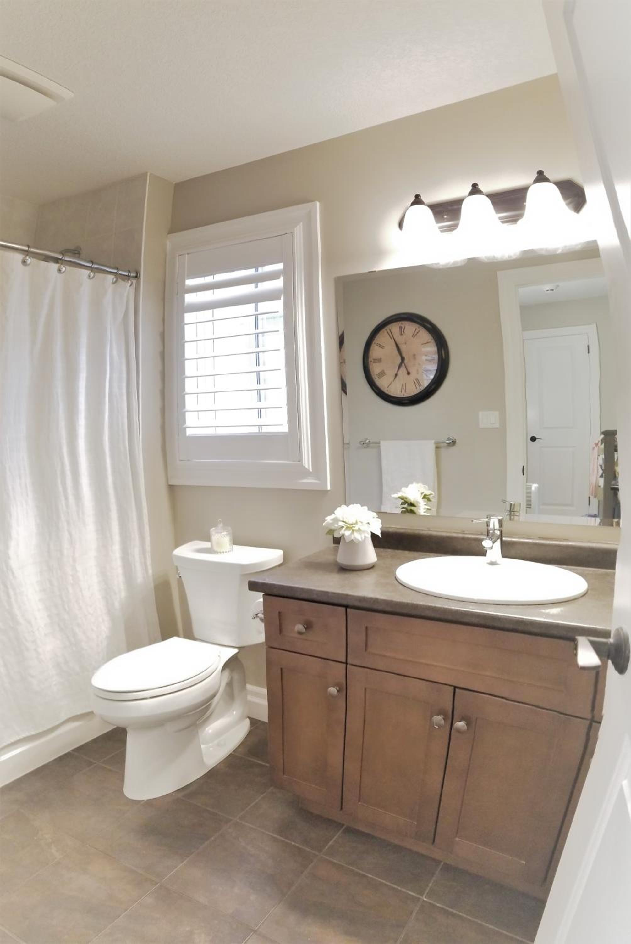 Executive House easy access to Kitchener-Waterloo, Cambridge, Toronto, walk to restaurants