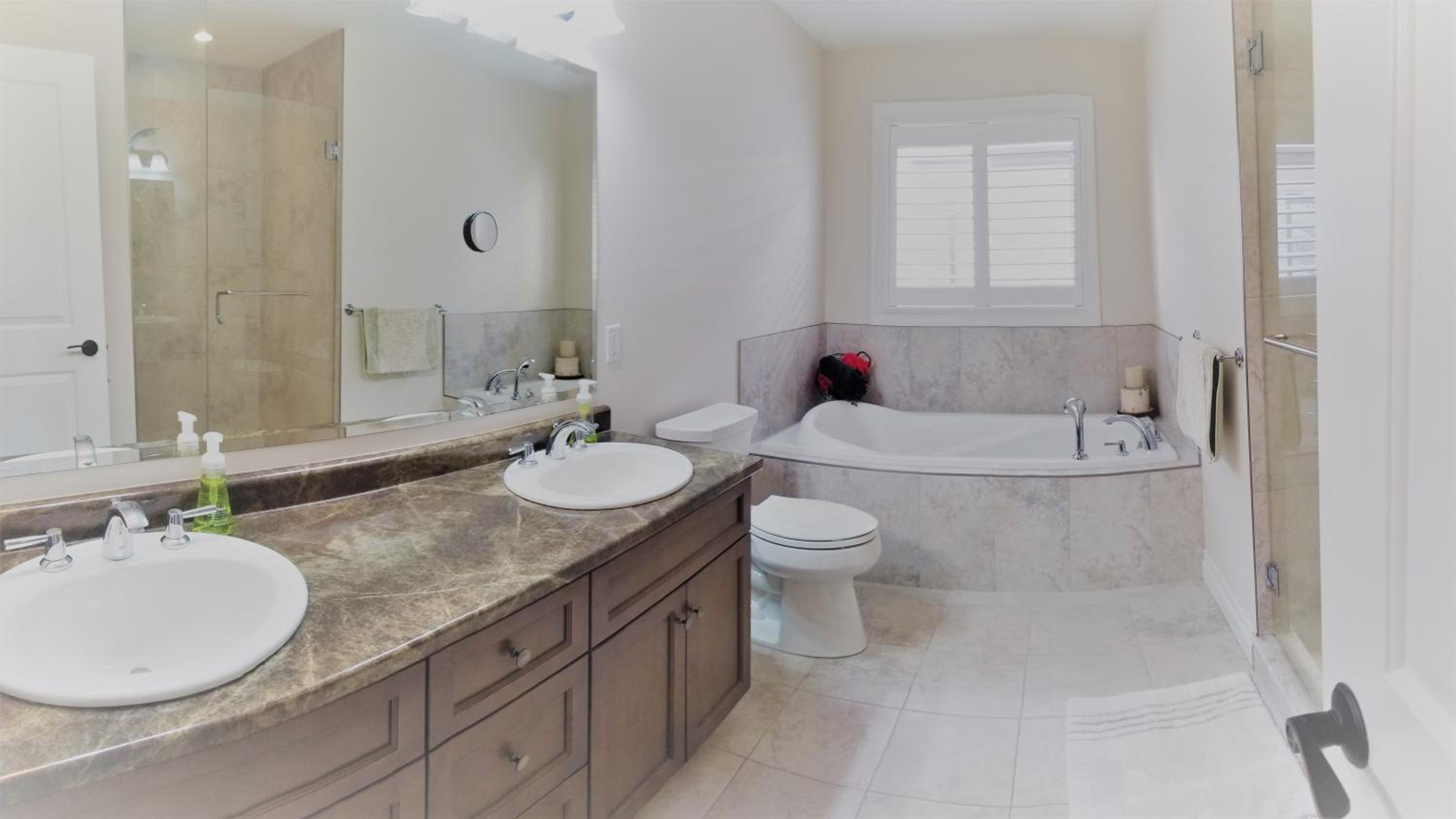 Executive House easy access to Kitchener-Waterloo, Cambridge, Toronto, walk to restaurants