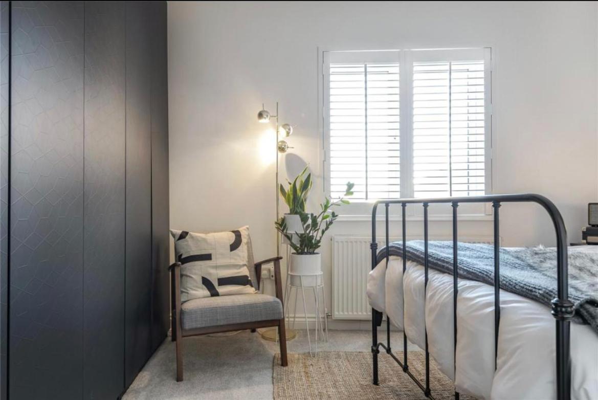 No.1 Universal House - Double Bedroom Apartment view 3