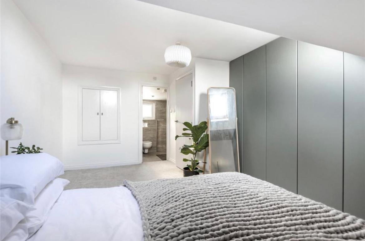 No.1 Universal House - Double Bedroom Apartment view 5