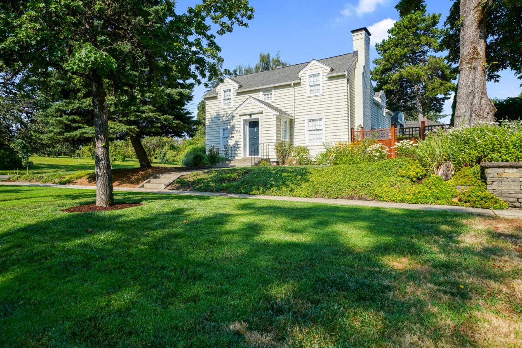 Albany Vacations - Bush Park  Downtown Charmer in Salem's Best Location - Property Image 1