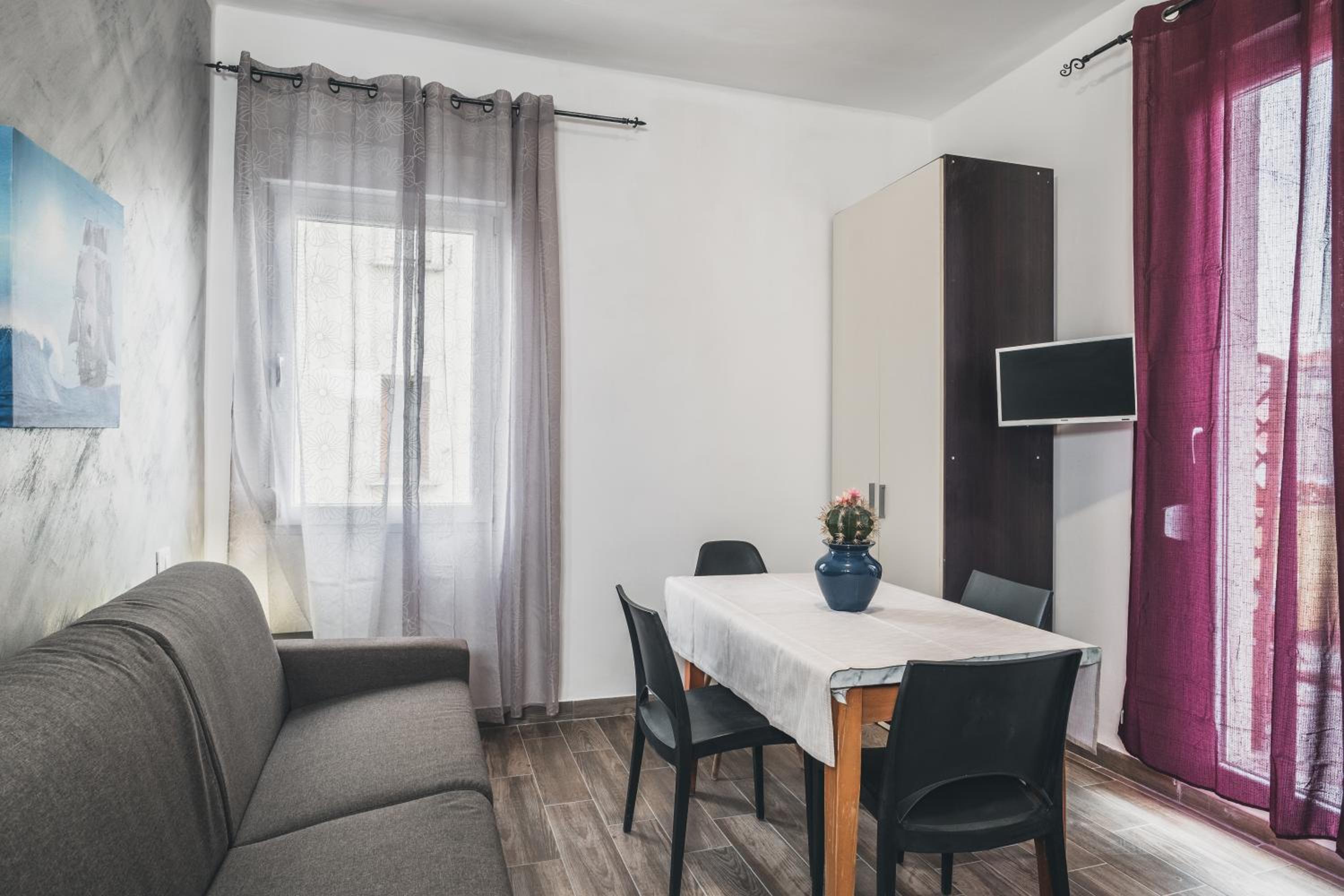 Bulldog Station Apartments with private WC, AC, TV view 2