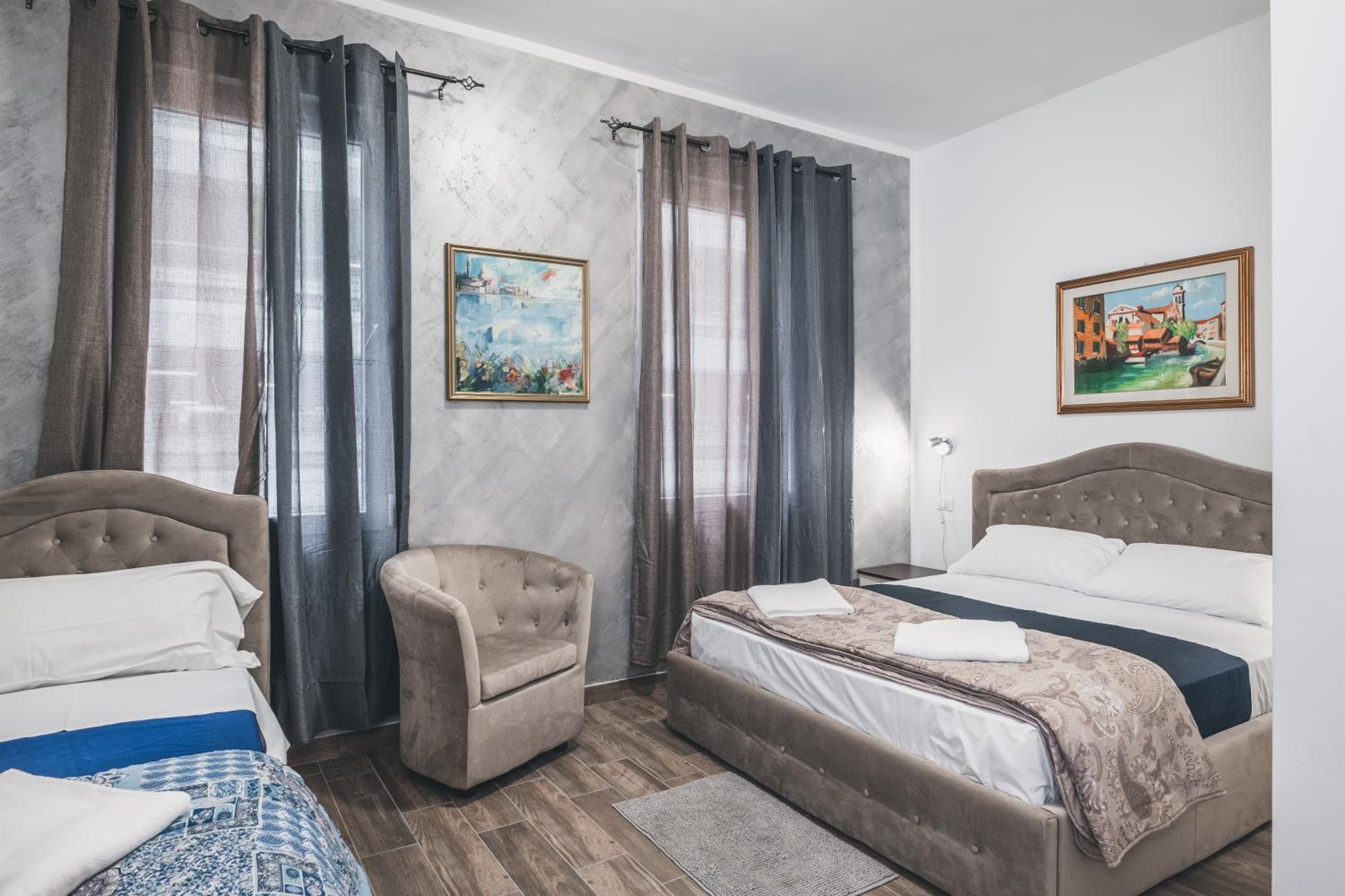 Bulldog Station Apartments with private WC, AC, TV view 3