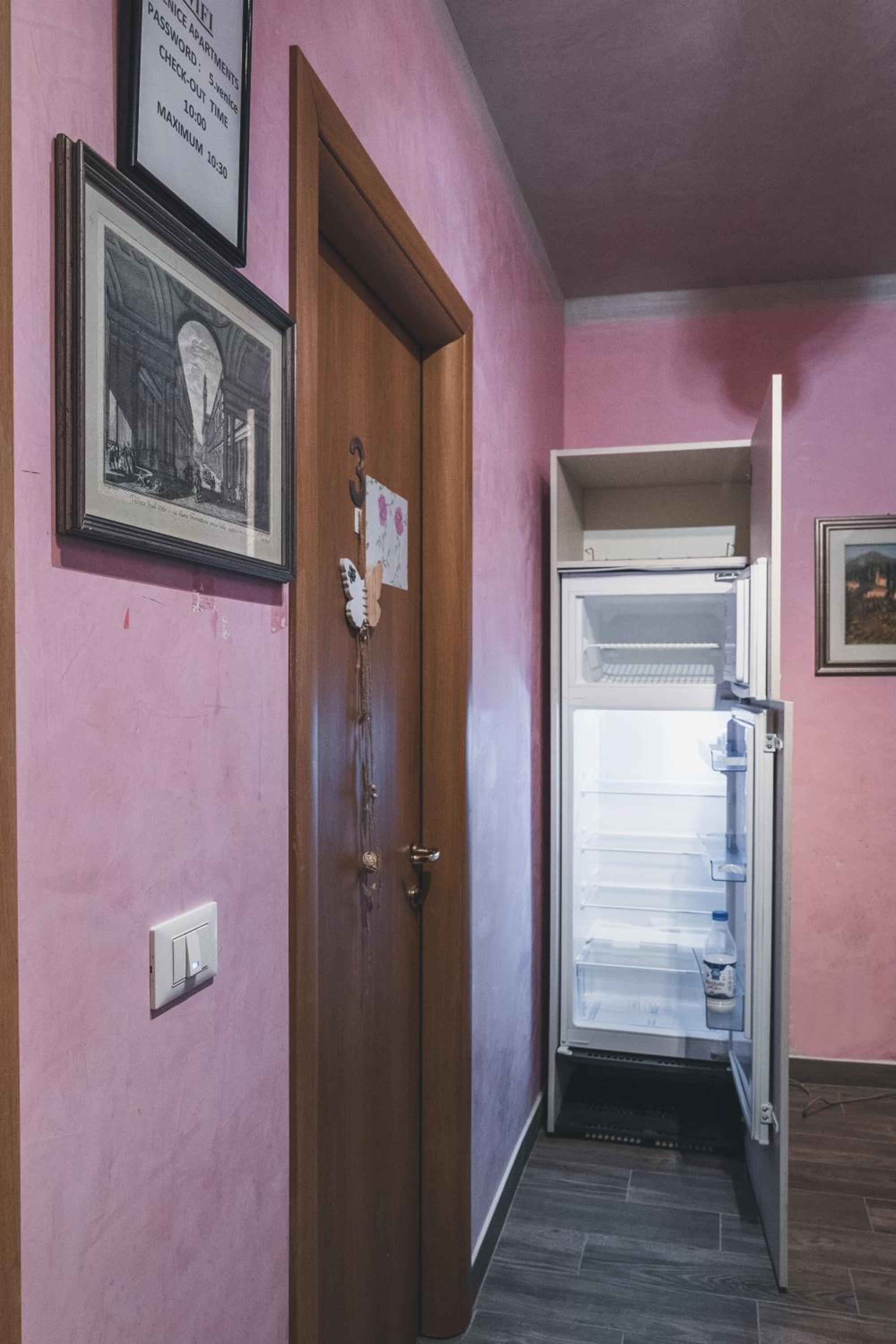 Bulldog Station Apartments with private WC, AC, TV view 4