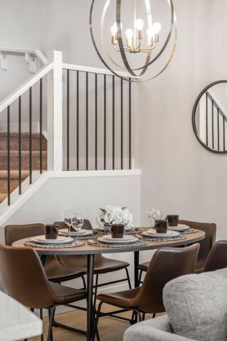 Stylish 3BR Townhouse by Airport