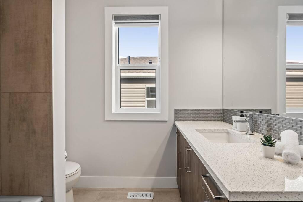 Stylish 3BR Townhouse by Airport