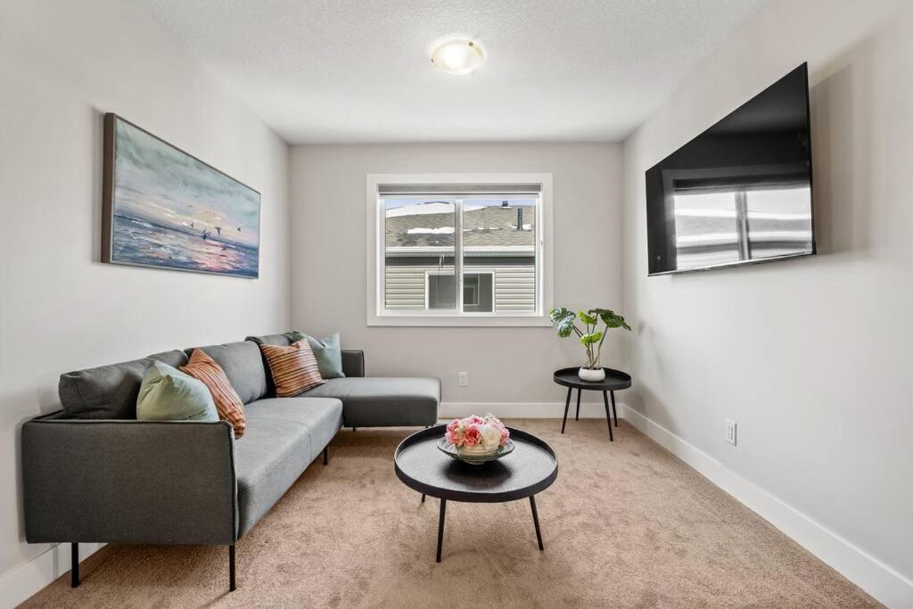 Stylish 3BR Townhouse by Airport
