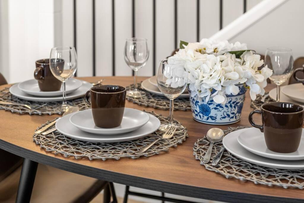 Stylish 3BR Townhouse by Airport