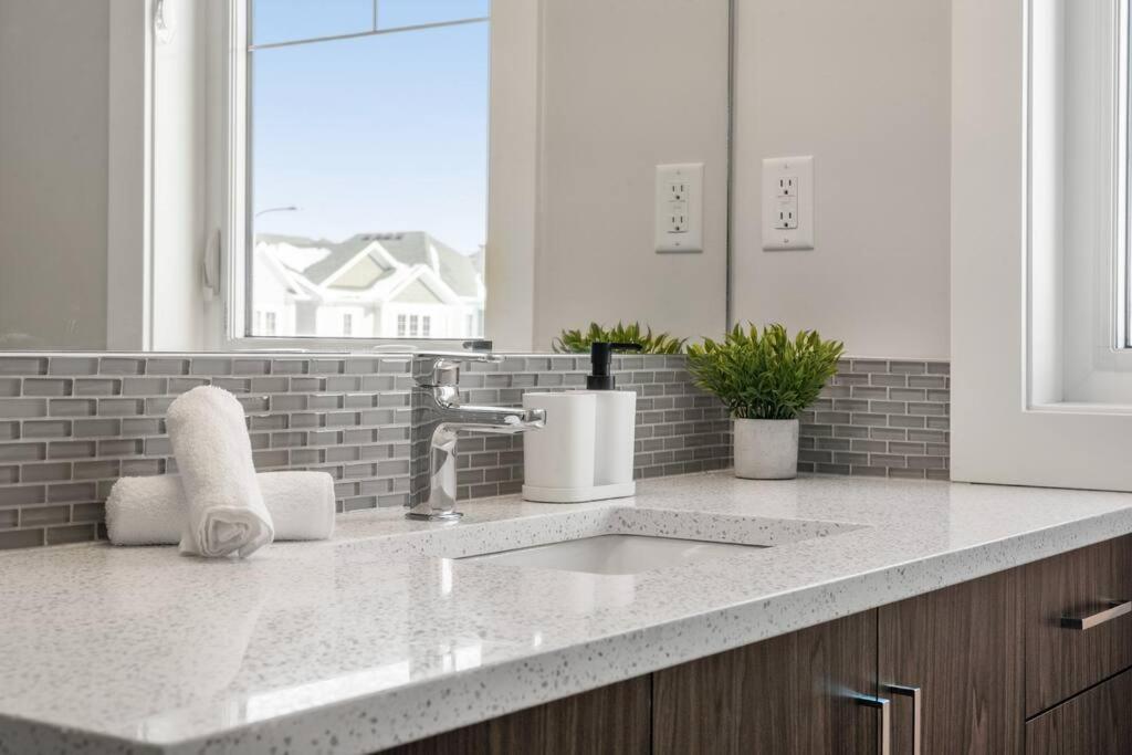 Stylish 3BR Townhouse by Airport