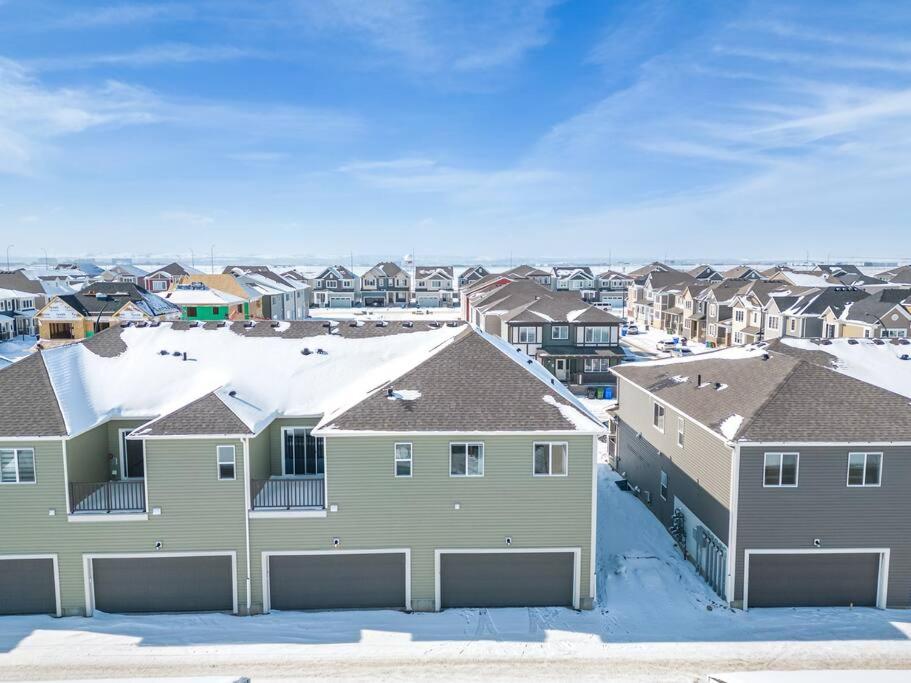 Stylish 3BR Townhouse by Airport
