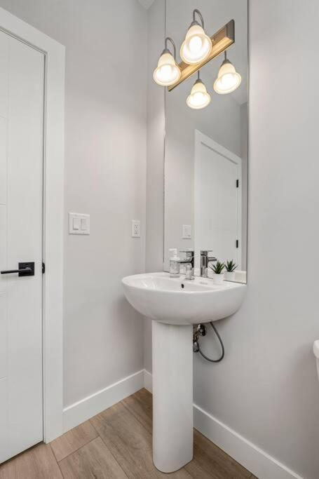 Stylish 3BR Townhouse by Airport