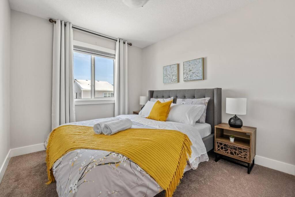 Stylish 3BR Townhouse by Airport
