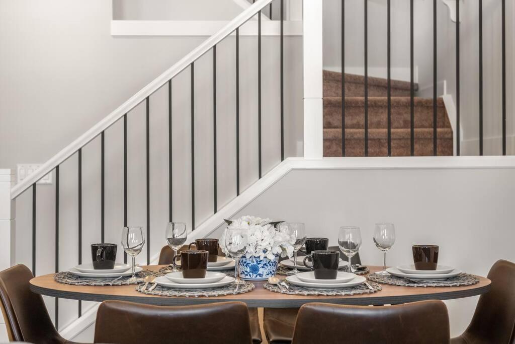 Stylish 3BR Townhouse by Airport