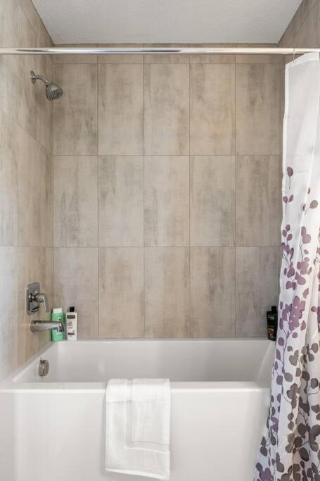 Stylish 3BR Townhouse by Airport