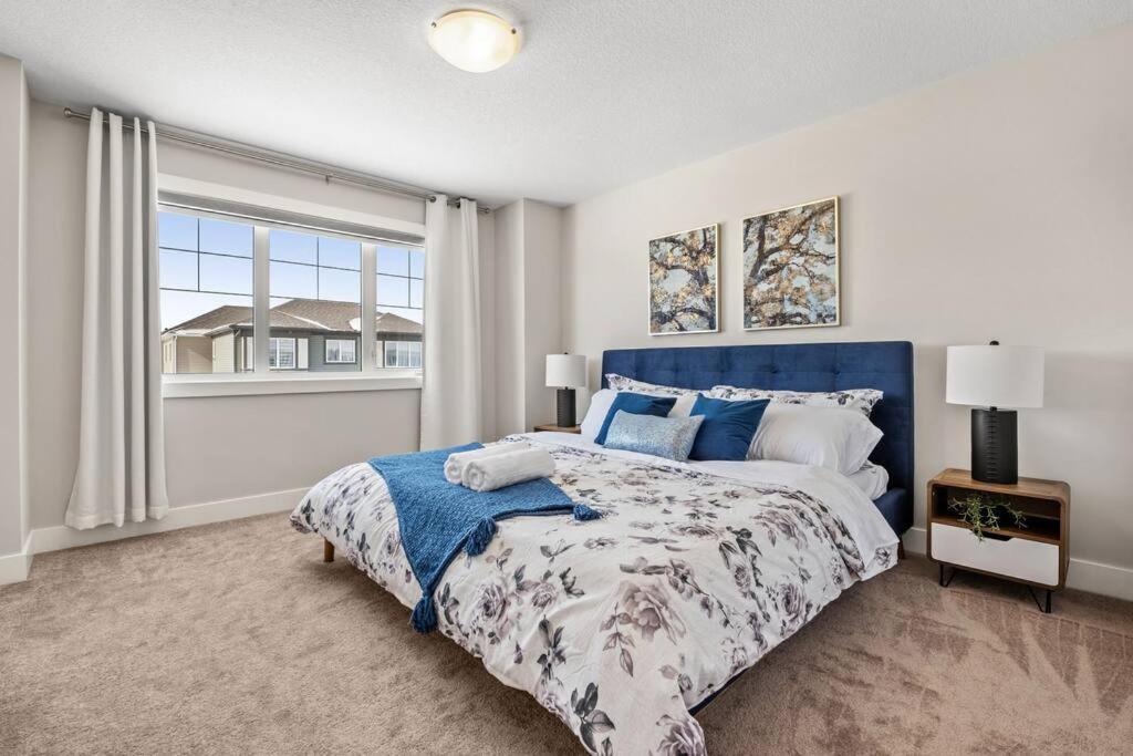 Stylish 3BR Townhouse by Airport