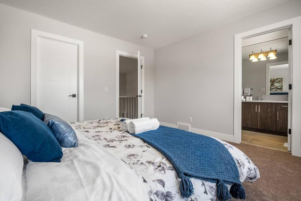 Stylish 3BR Townhouse by Airport