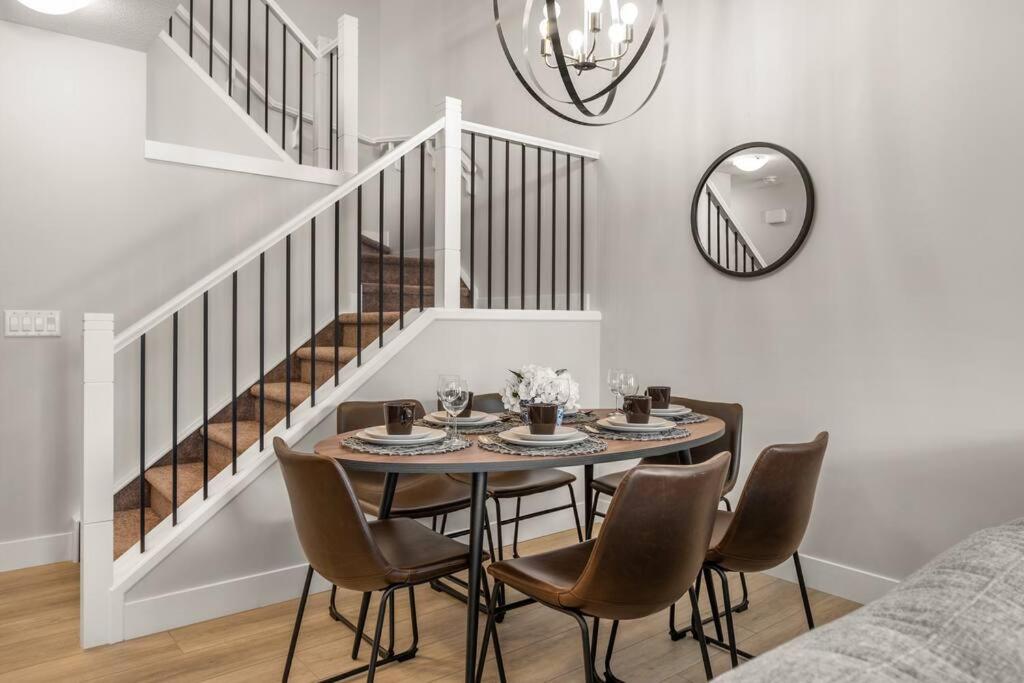 Stylish 3BR Townhouse by Airport