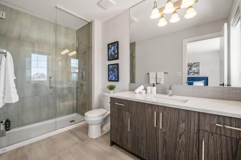 Stylish 3BR Townhouse by Airport
