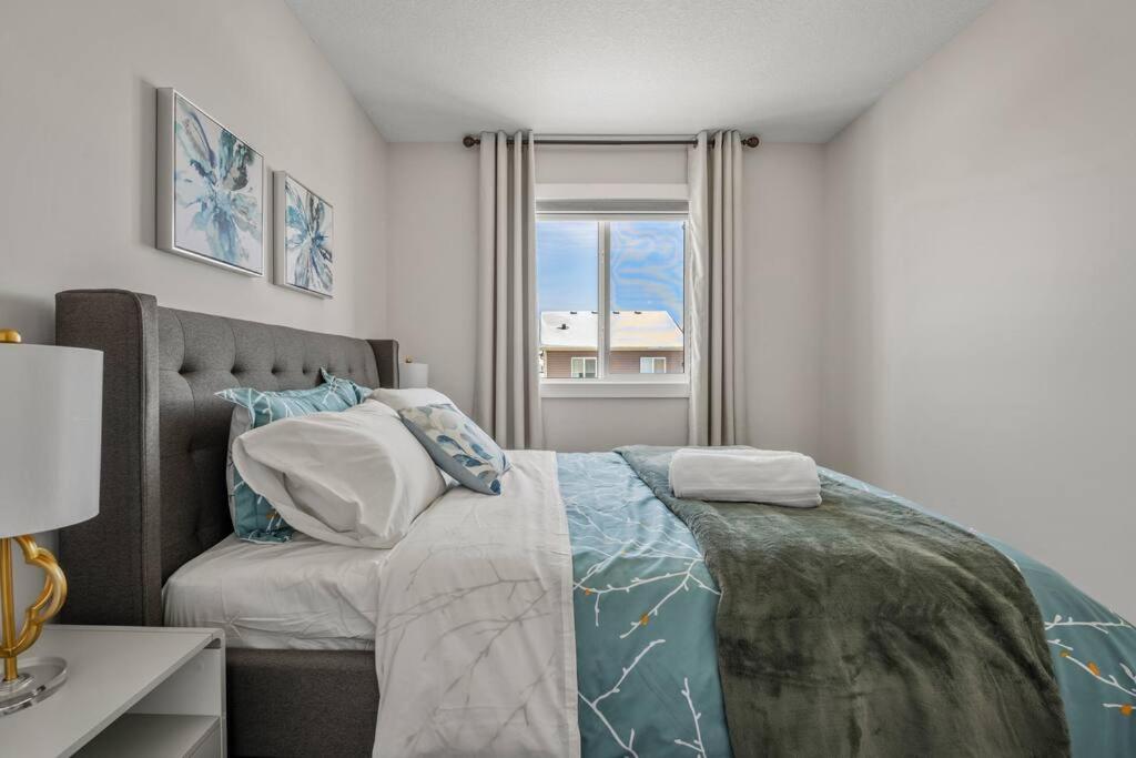 Stylish 3BR Townhouse by Airport