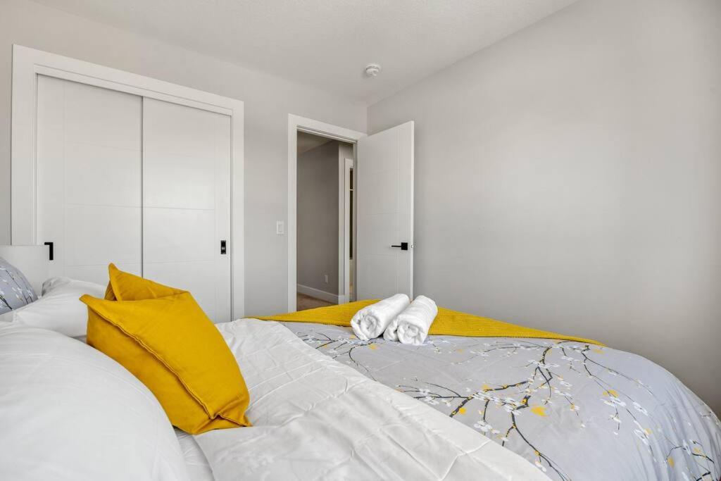 Stylish 3BR Townhouse by Airport