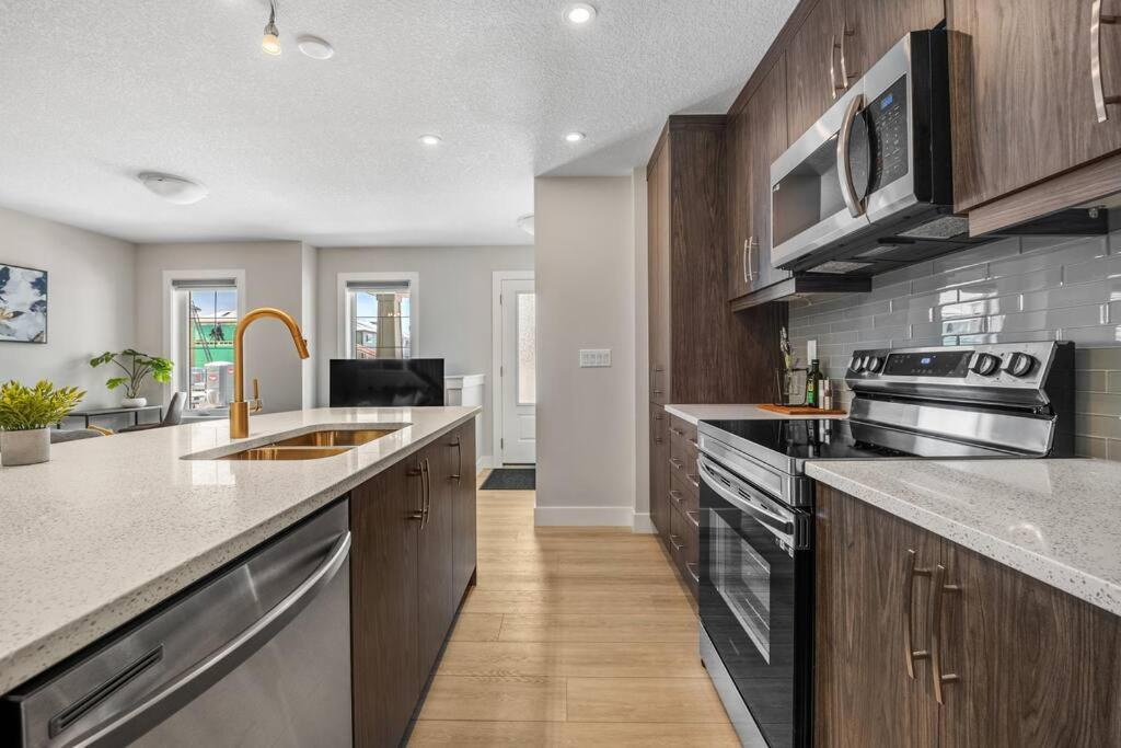 Stylish 3BR Townhouse by Airport
