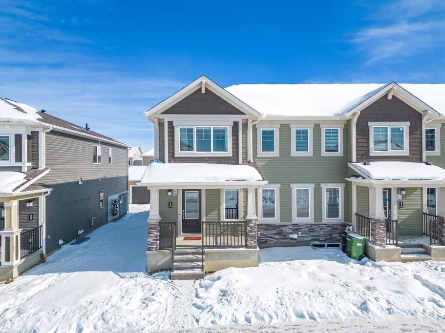 Stylish 3BR Townhouse by Airport