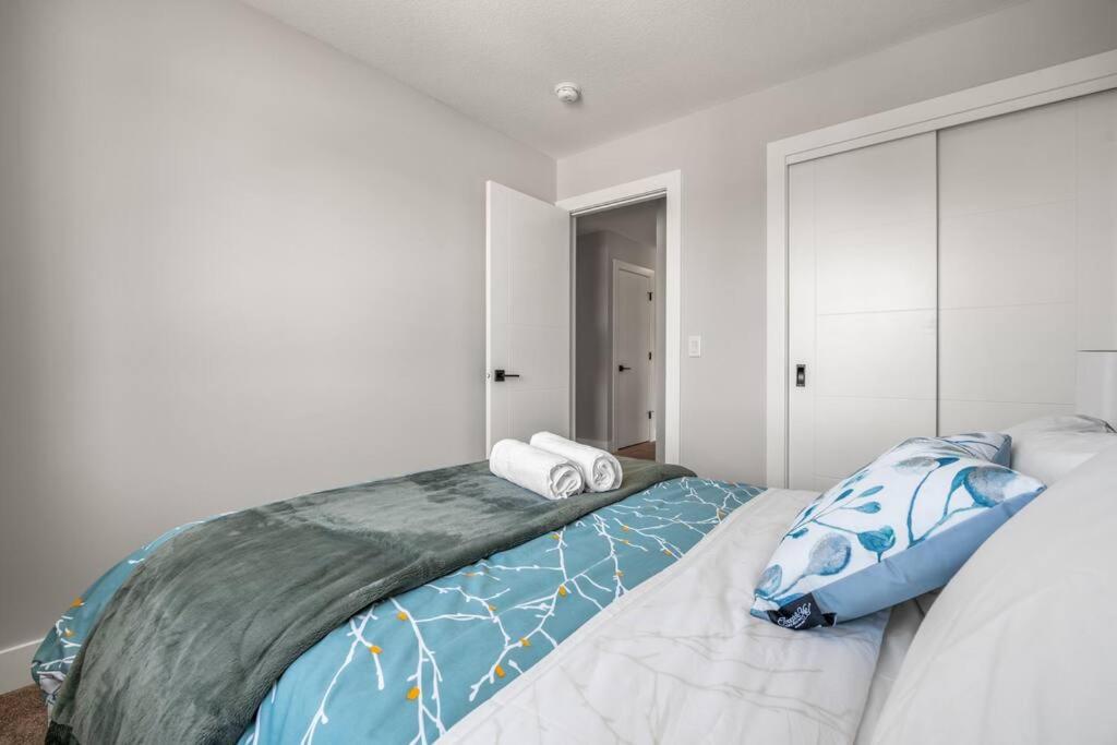 Stylish 3BR Townhouse by Airport