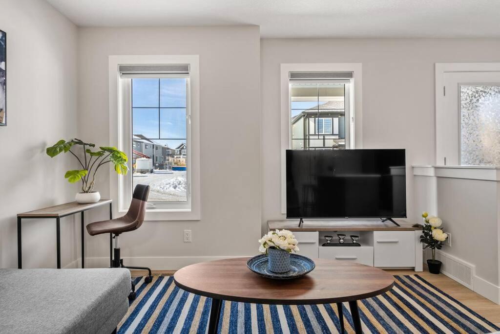 Stylish 3BR Townhouse by Airport