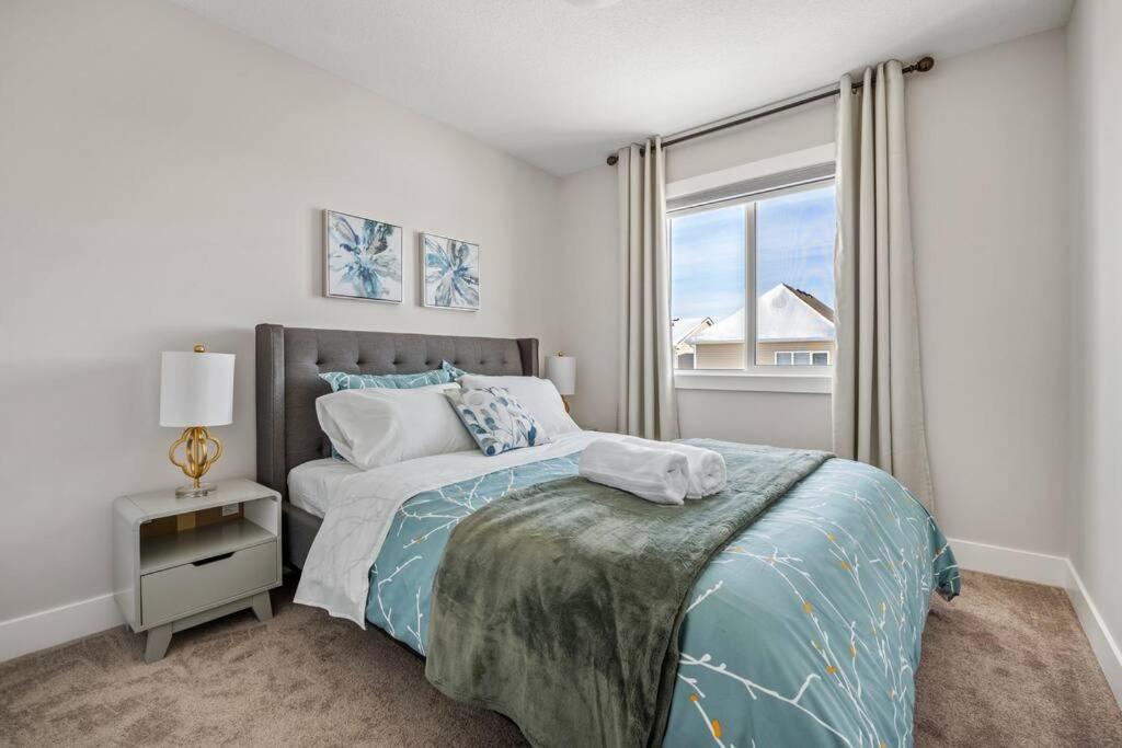 Stylish 3BR Townhouse by Airport