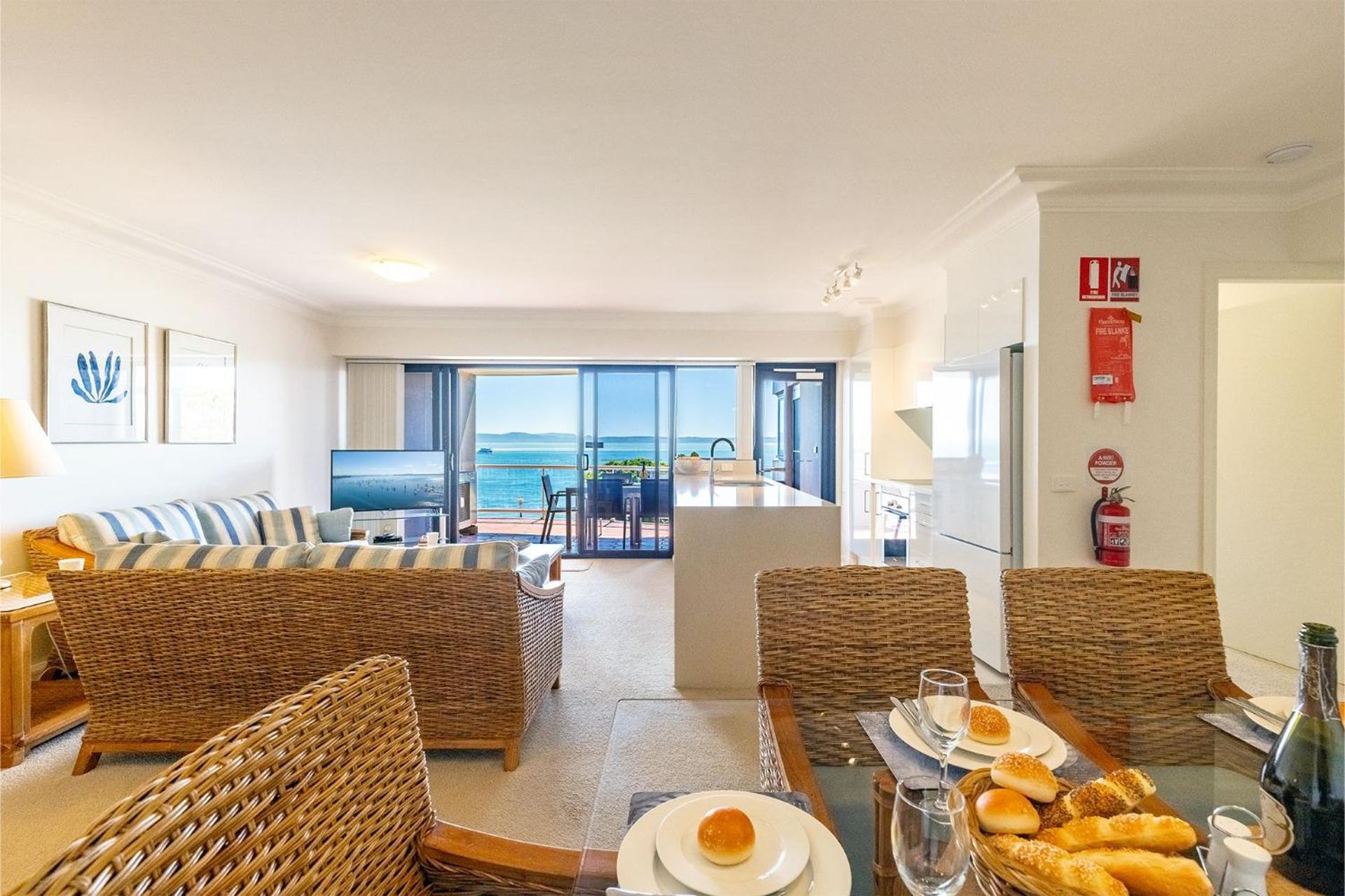 Florentine 14 - 11 Columbia Close Aircon Wifi unsurpassed water views