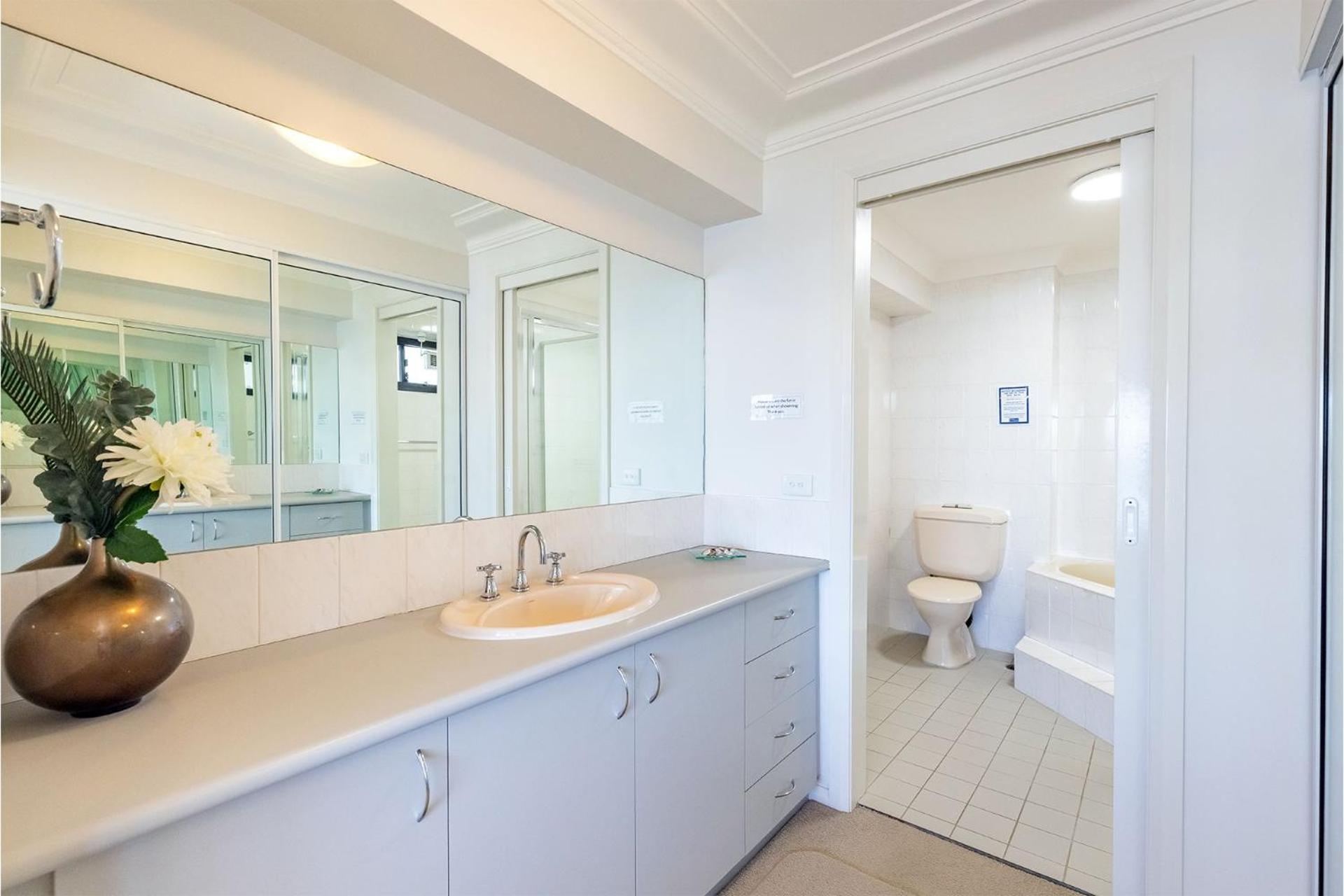 Florentine 14 - 11 Columbia Close Aircon Wifi unsurpassed water views