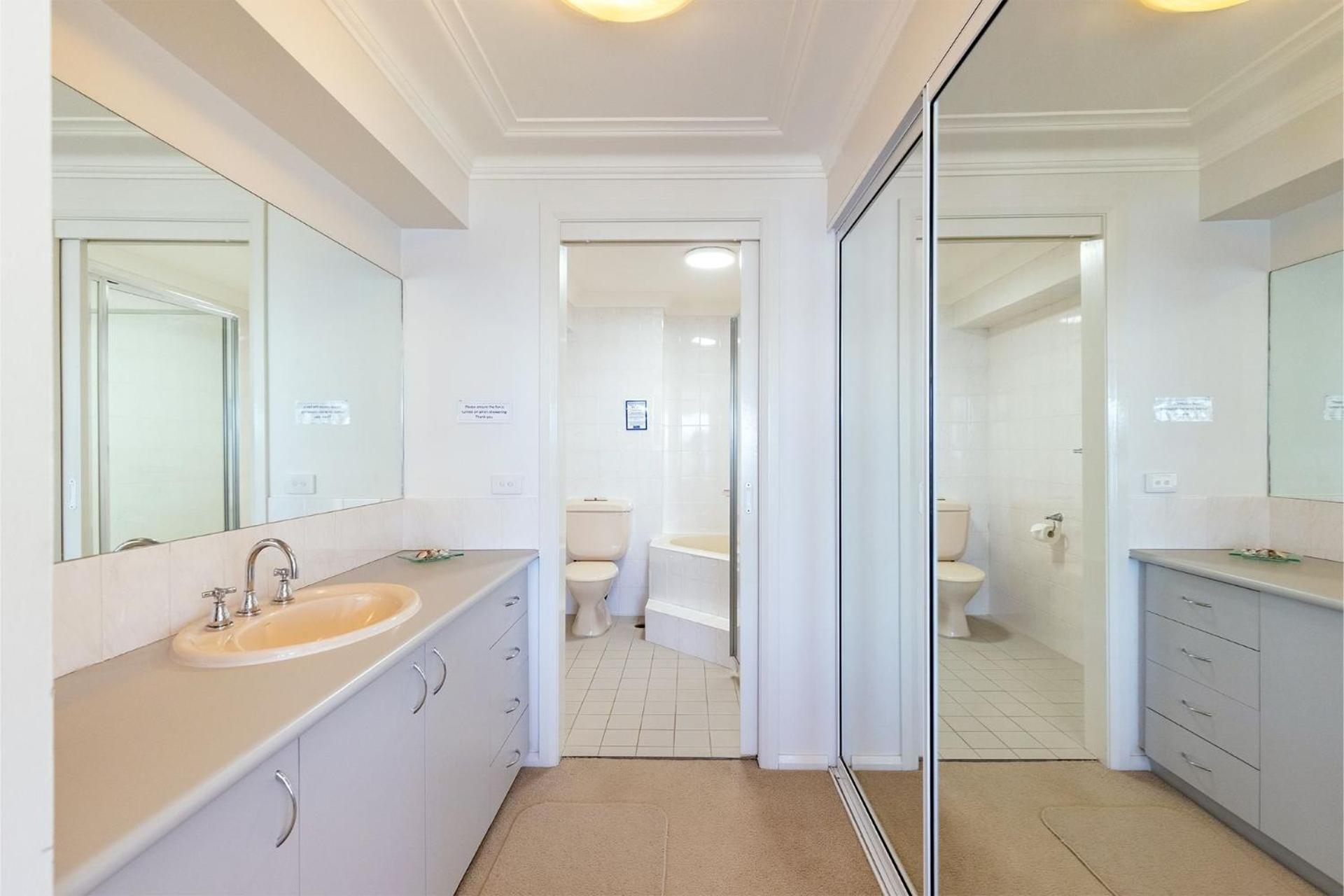 Florentine 14 - 11 Columbia Close Aircon Wifi unsurpassed water views