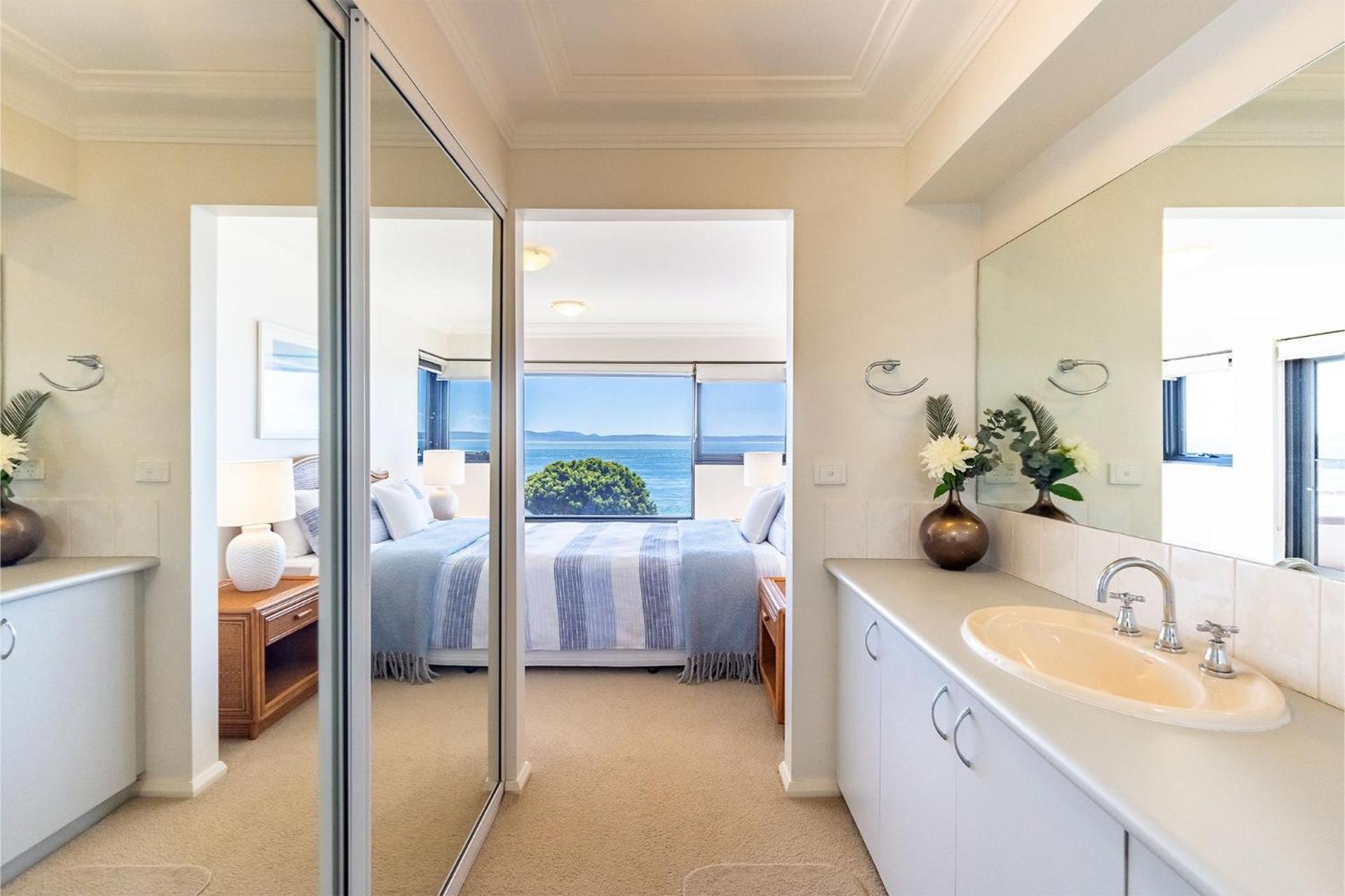 Florentine 14 - 11 Columbia Close Aircon Wifi unsurpassed water views
