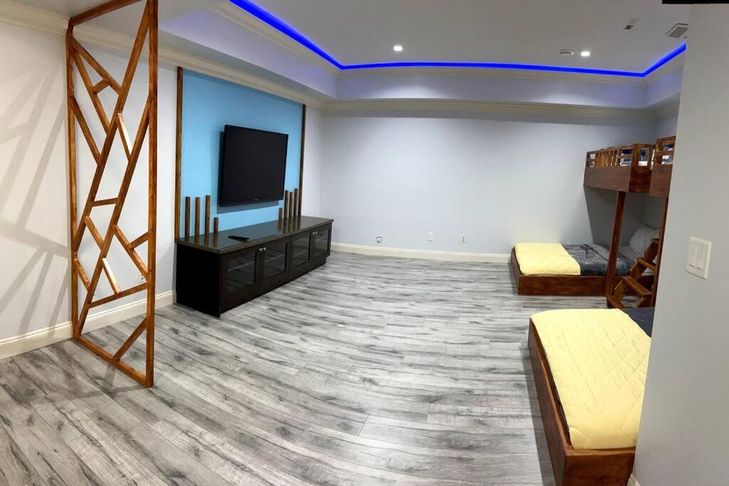 Modern Spacious For Big Group