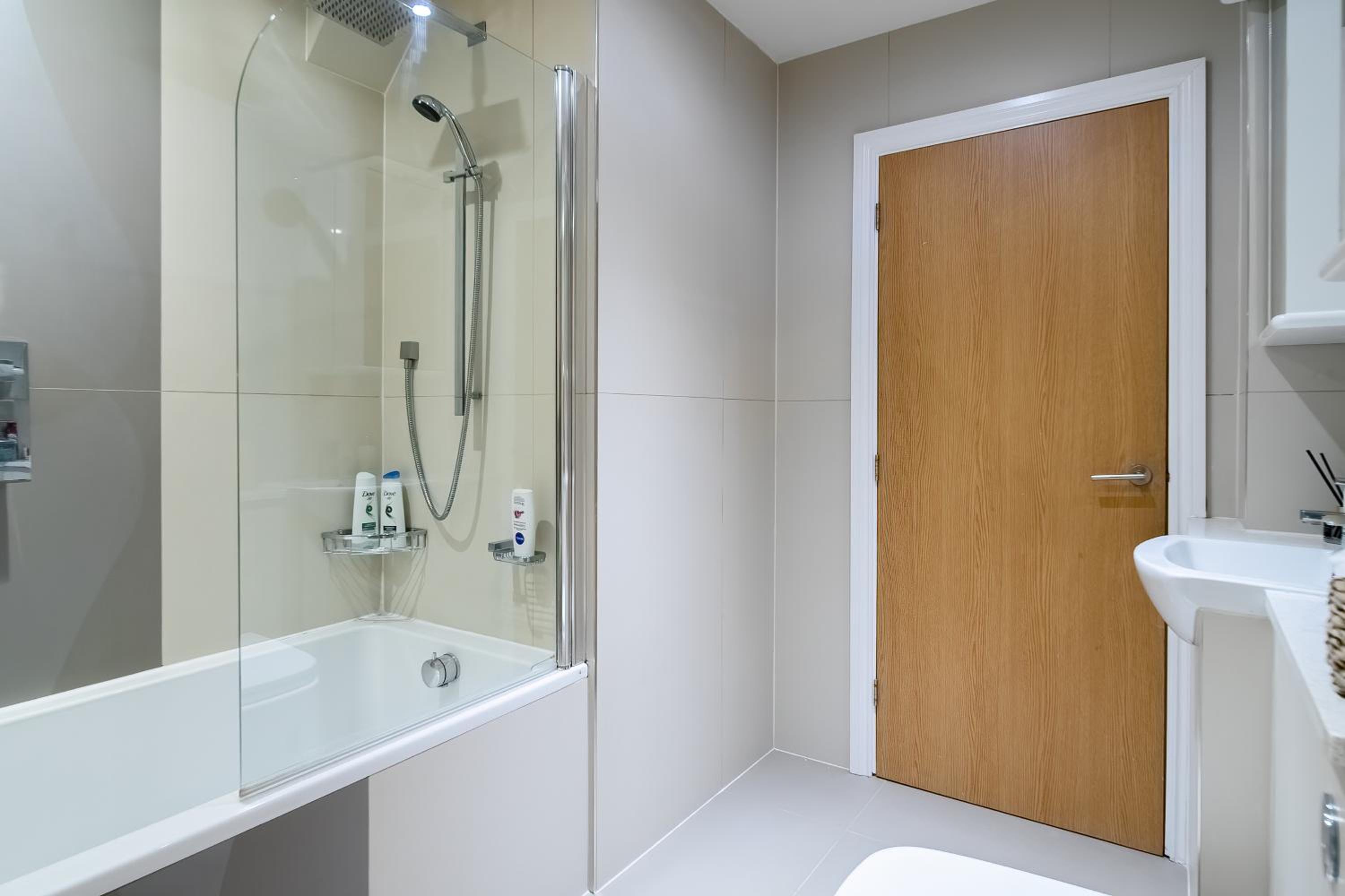 Chic 3 Bed Apartment Near London Bridge with Balcony