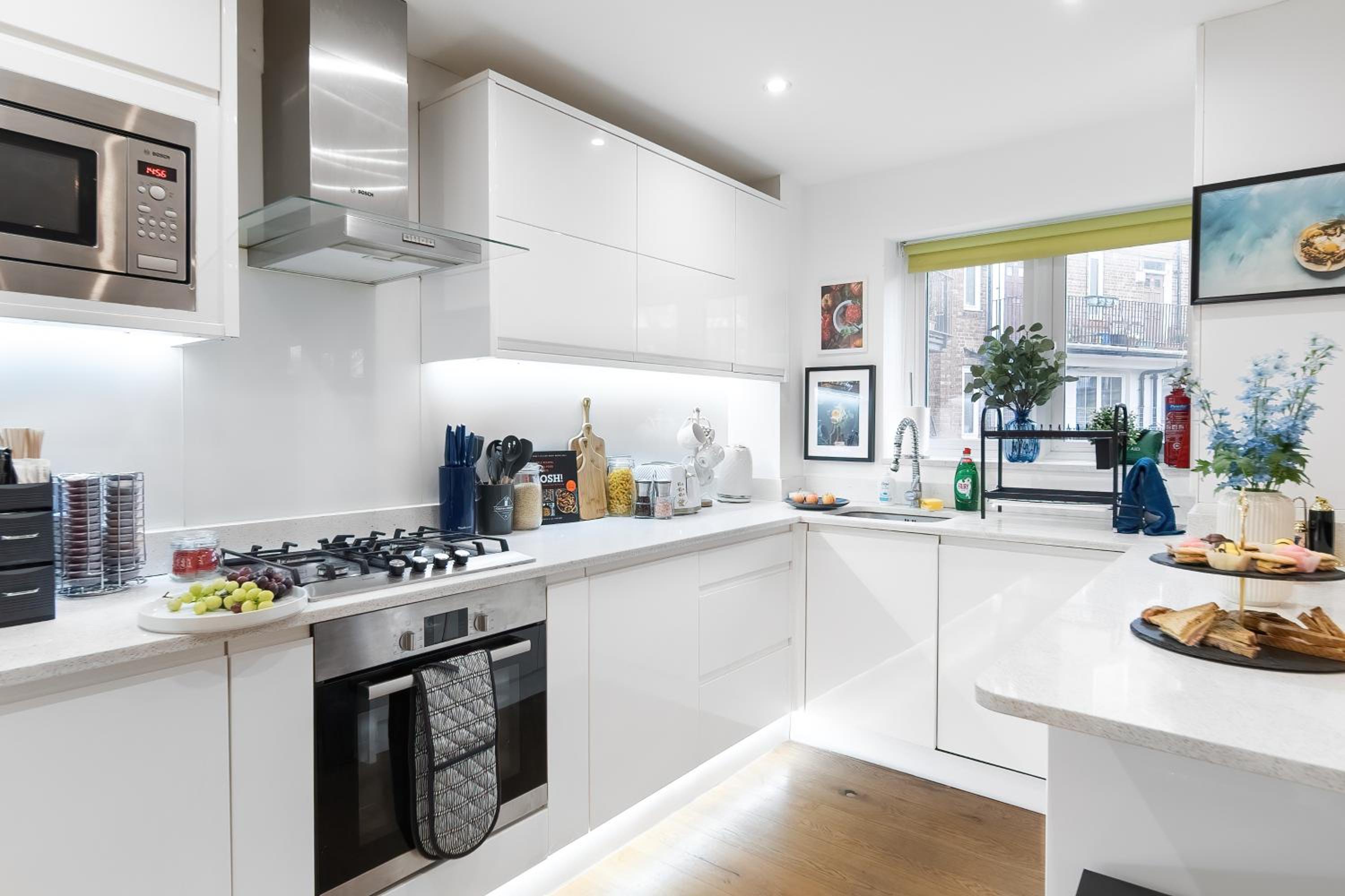 Chic 3 Bed Apartment Near London Bridge with Balcony