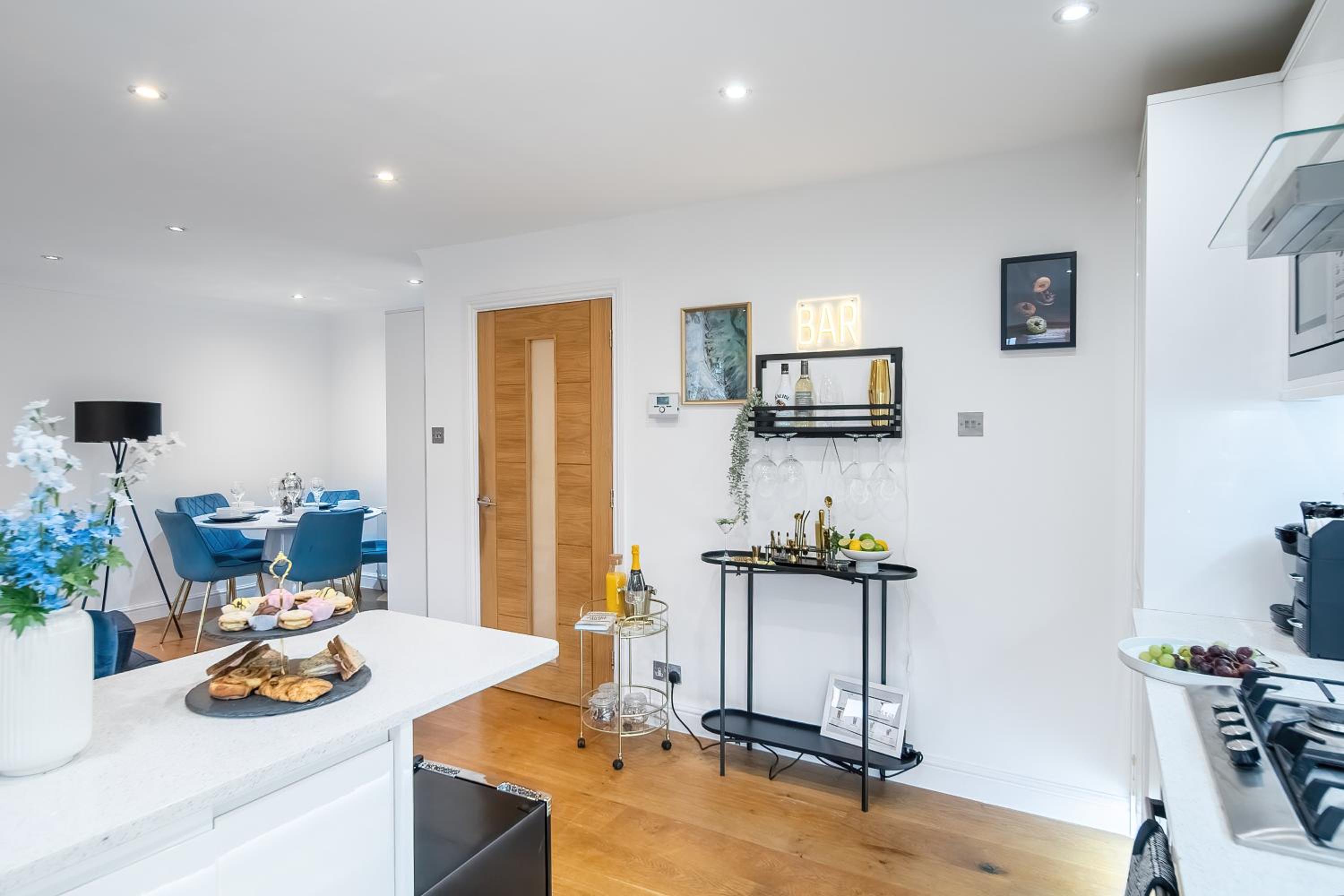 Chic 3 Bed Apartment Near London Bridge with Balcony