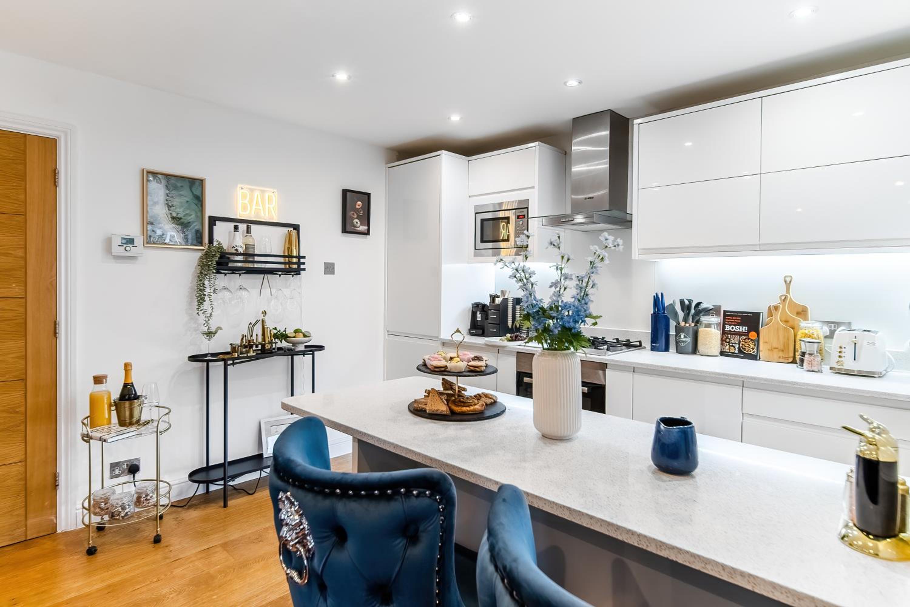 Chic 3 Bed Apartment Near London Bridge with Balcony